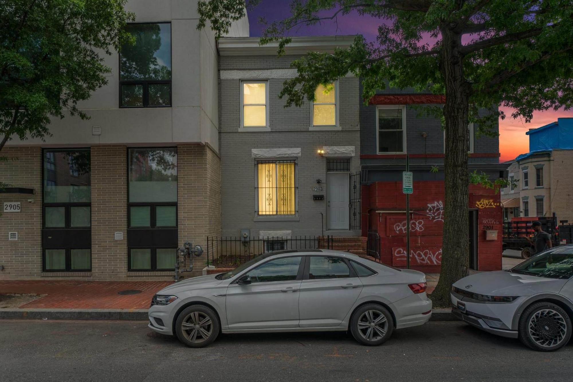 Unit # 1 - Right Next To Howard *