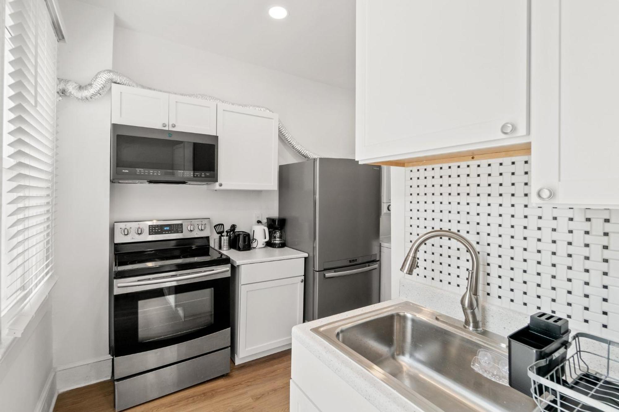 Apartment Unit # 1 - Right Next To Howard