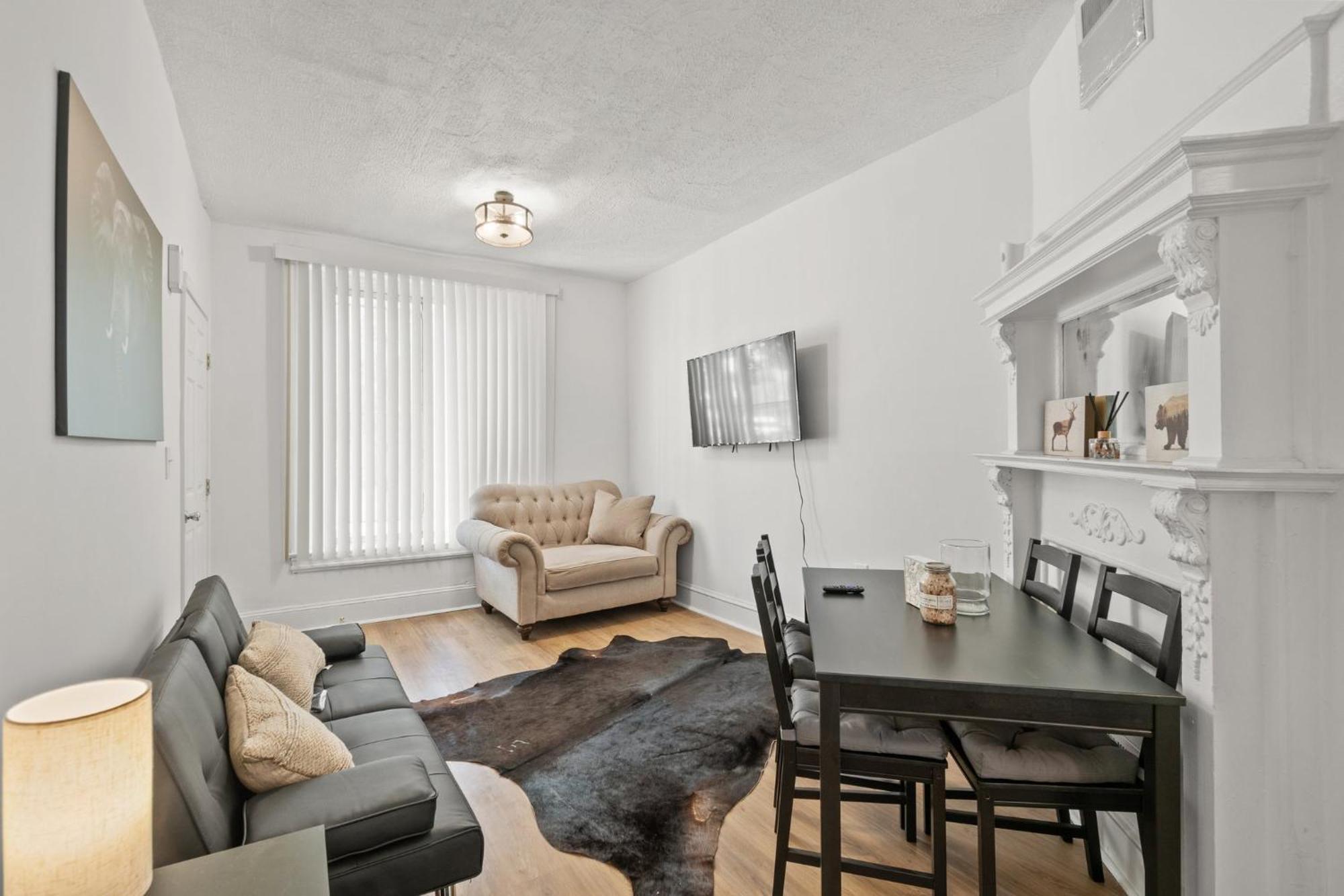 Unit # 1 - Right Next To Howard Apartment *