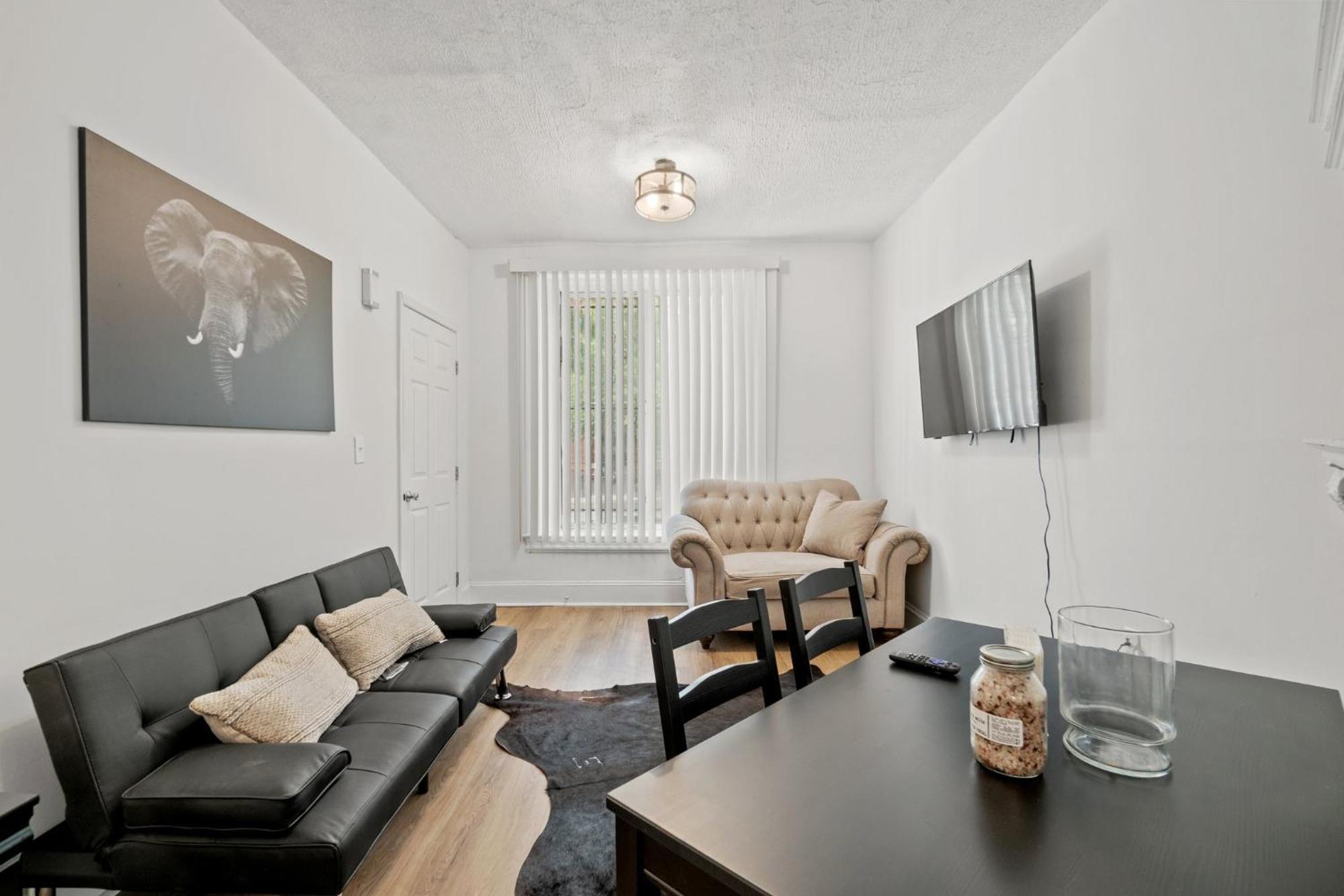 Apartment Unit # 1 - Right Next To Howard