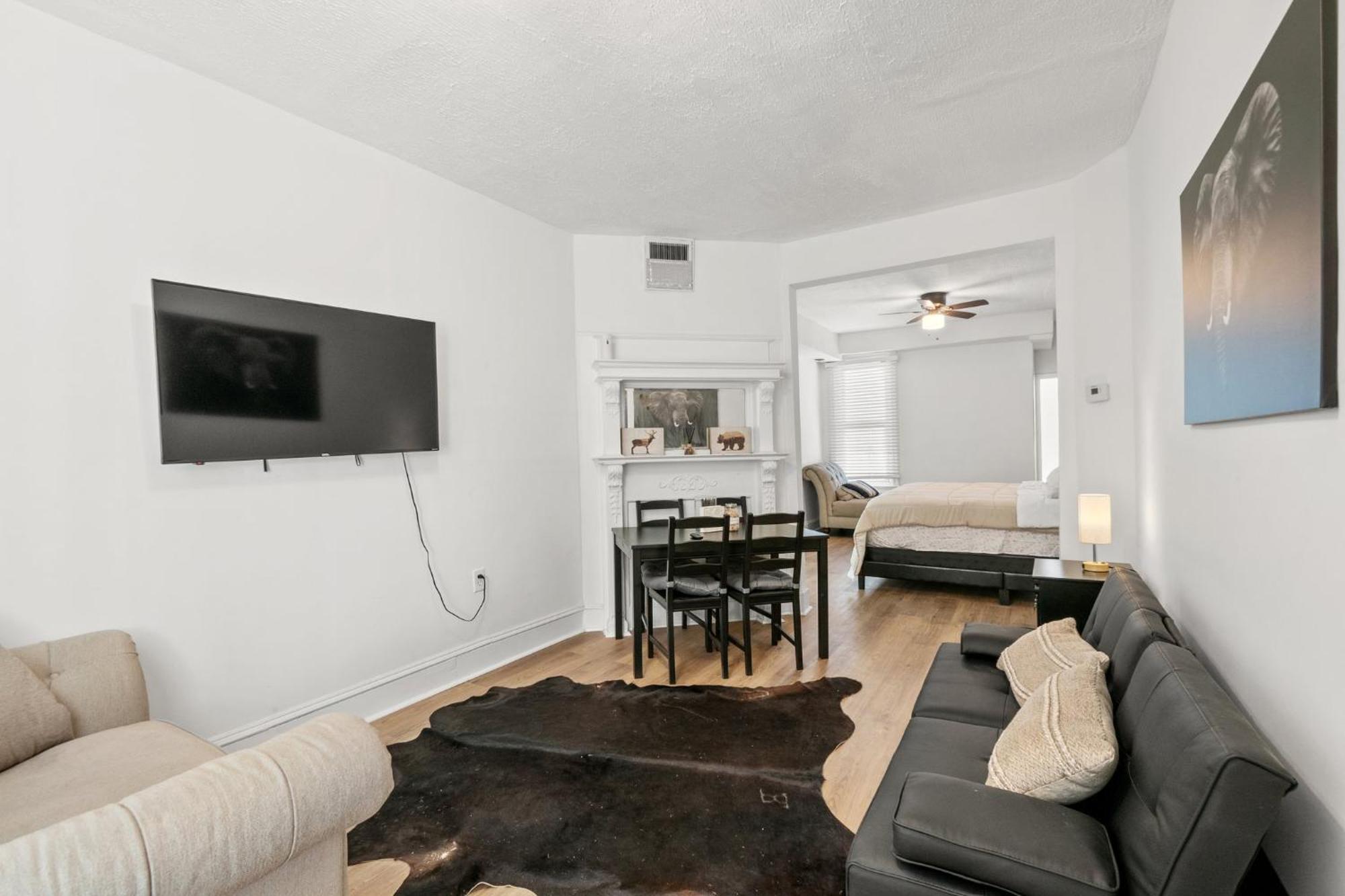Unit # 1 - Right Next To Howard Apartment