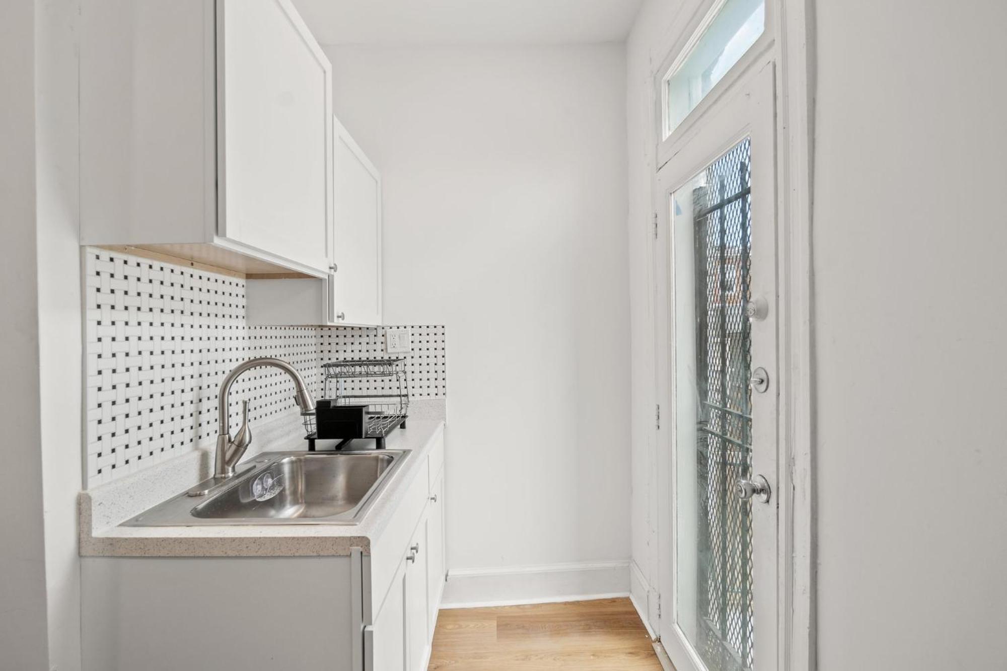 Unit # 1 - Right Next To Howard Apartment