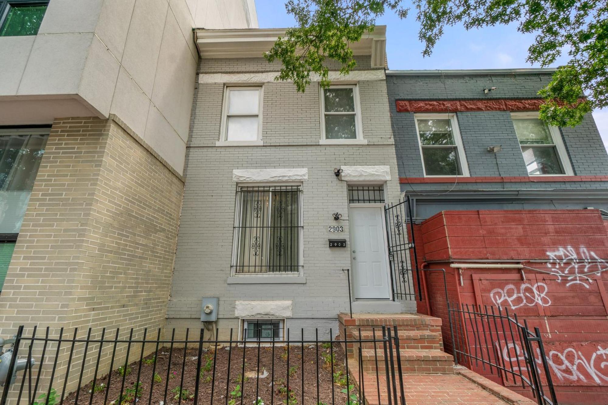 Unit # 1 - Right Next To Howard