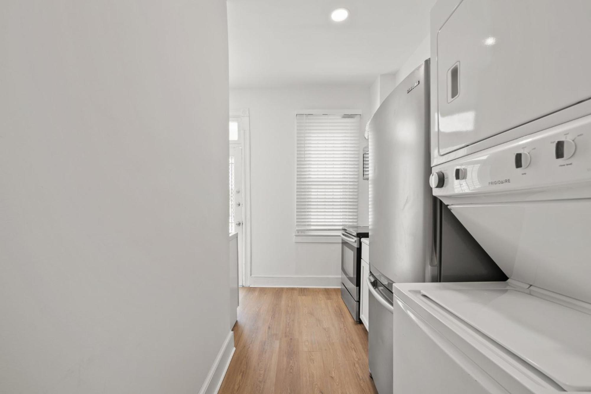Unit # 1 - Right Next To Howard Apartment